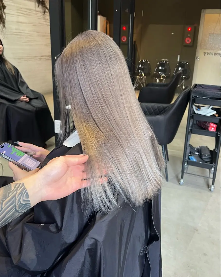 セミロング カラー ヘアカラー トリートメント 藤本 翔己のヘアスタイル