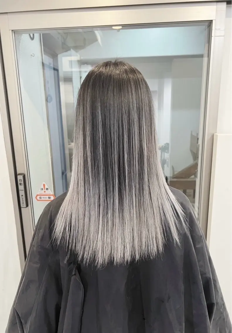 セミロング カラー バレイヤージュ シルバー ホワイトシルバー レイヤーカット 指名数No.1 /NAOYAのヘアスタイル