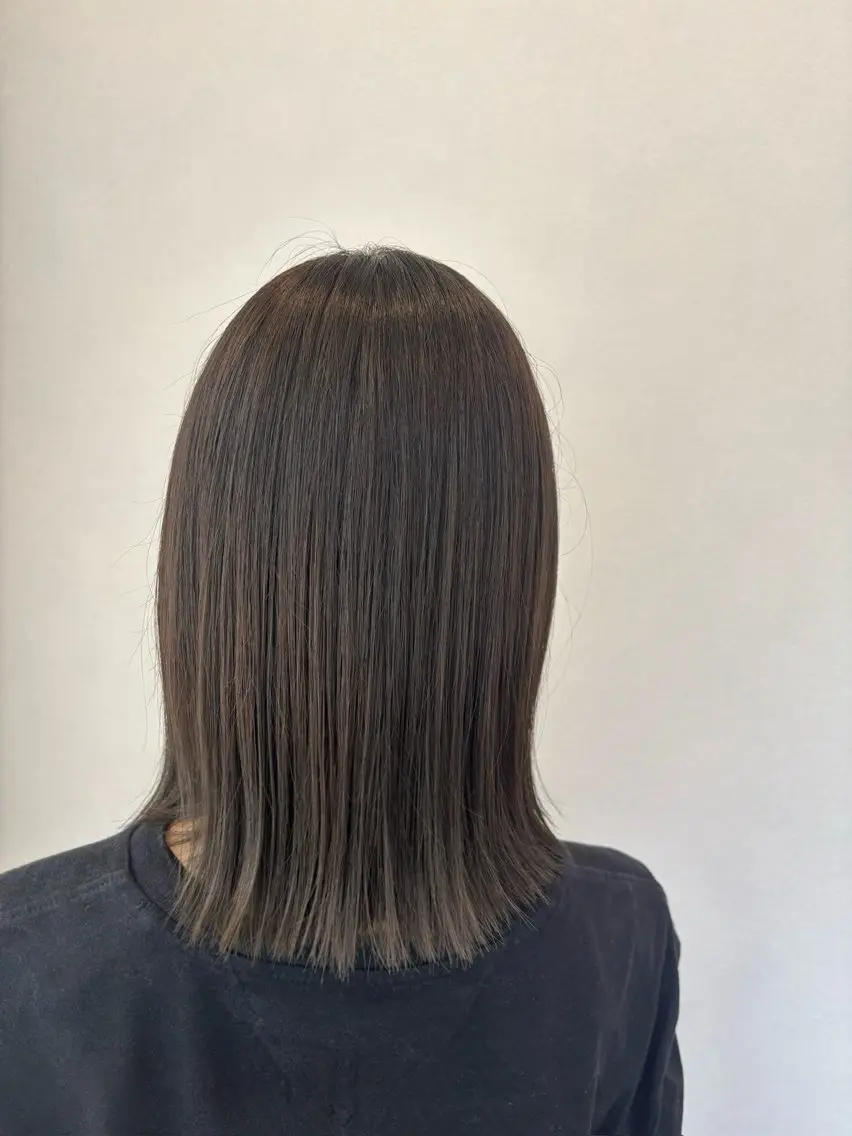 ミディアム カラー 切りっぱなしボブ アッシュ ベージュカラー ブリーチ 透明感カラー カット ヘアカラー トリートメント 小村 悠花のヘアスタイル