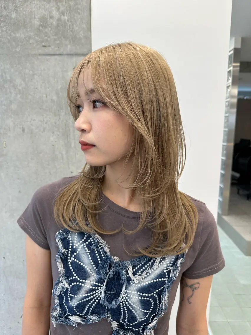 ミディアム ハイトーン💎 ホワイトベージュ坪谷のヘアスタイル