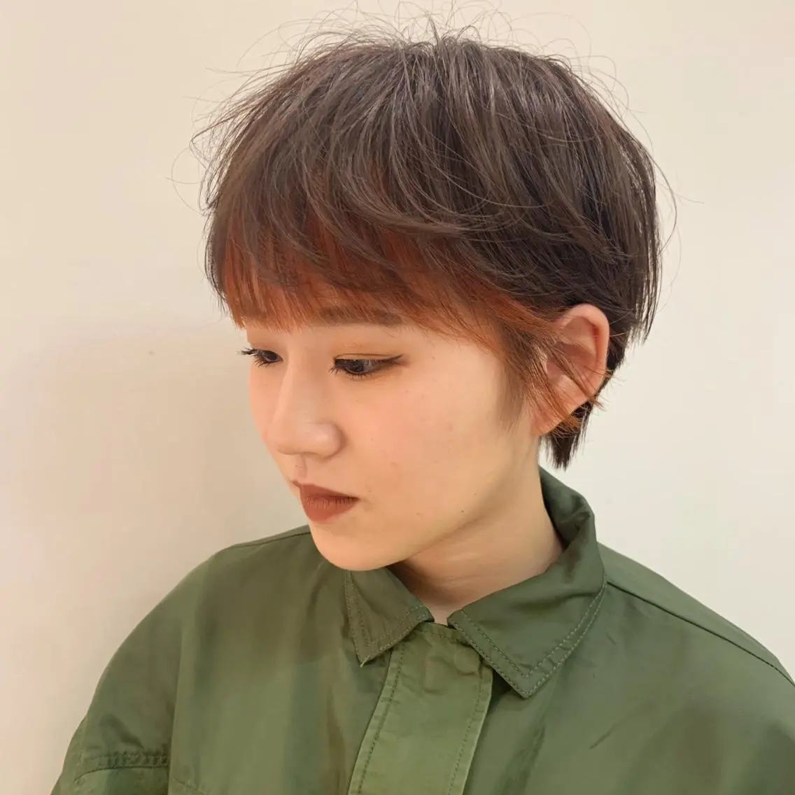 ショート カラー ミストバング オレンジ iLi 《イリ》のヘアスタイル