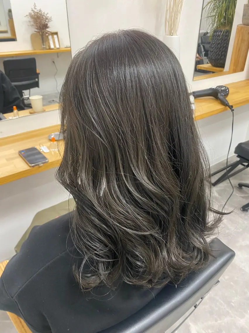 セミロング カラー 透明感カラー ハイライトカラー インナーカラー ハイライト 髪質改善 misa🫧ナチュラ ル縮毛矯正/髪質改善のヘアスタイル