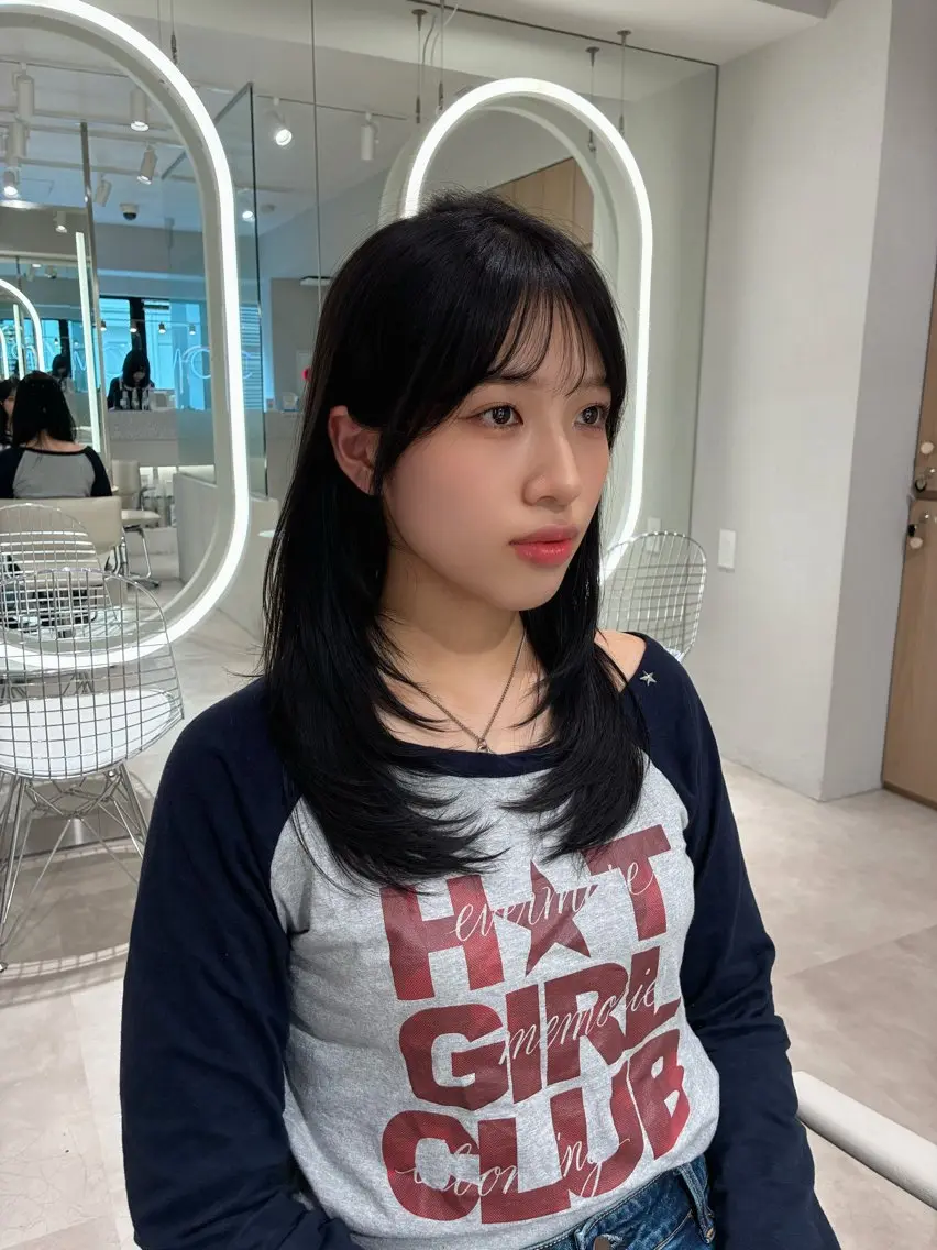 ミディアム ミディアムレイヤー レイヤーカット カット ヘアカラー 安達 祥生のヘアスタイル
