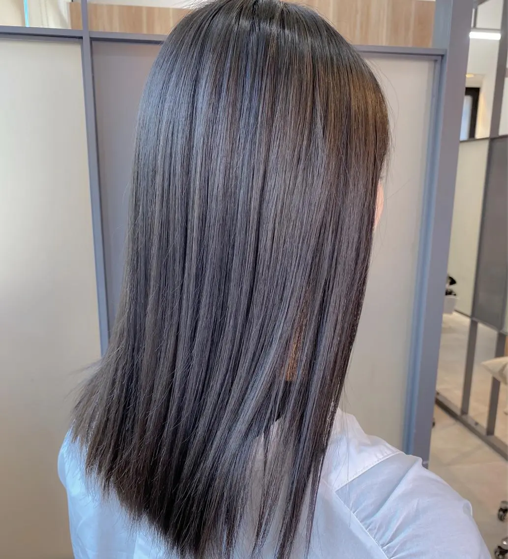 セミロング カラー ブリーチ ケアブリーチ オリーブグレー 【透明感、艶髪】西村 有司のヘアスタイル