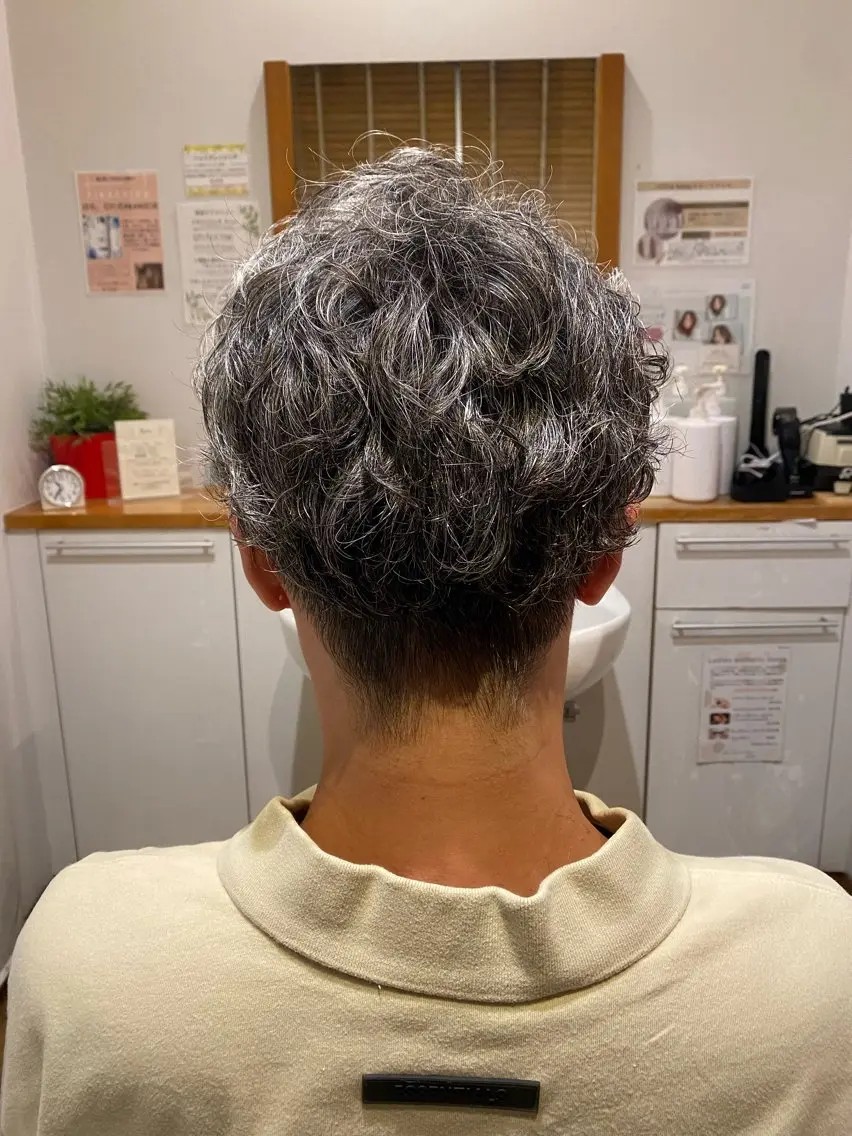 ショート パーマ メンズ メンズパーマ メンズツイストパーマ ツーブロック ツイストパーマ カット パーマ 友永 風歌のヘアスタイル