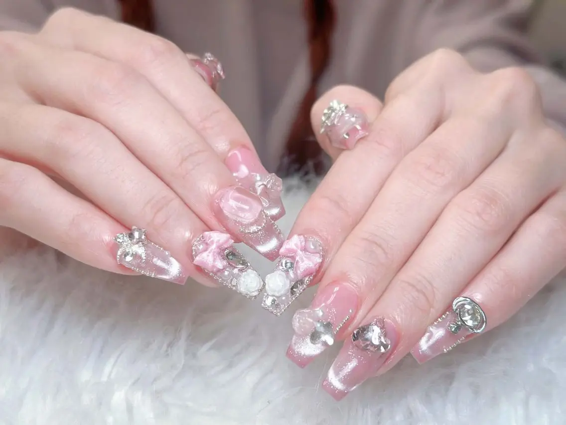 ネイル チークネイル ドット フレンチネイル グラデーション 韓国ネイル ハンドネイル Lisa Nail Salonのネイルデザイン