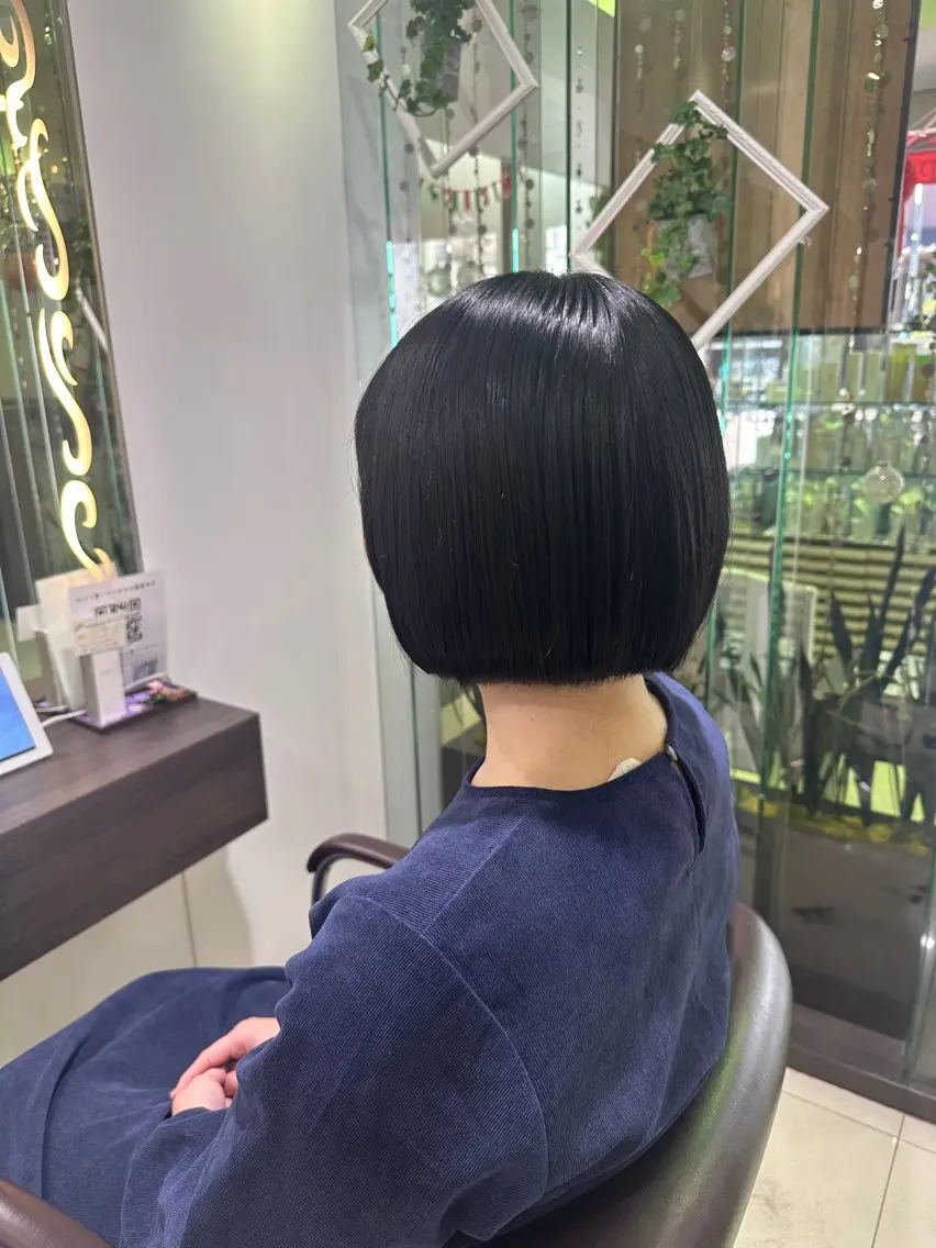 ミディアム 木曜日空きあり‼️ 艶々カラー🩷のヘアスタイル
