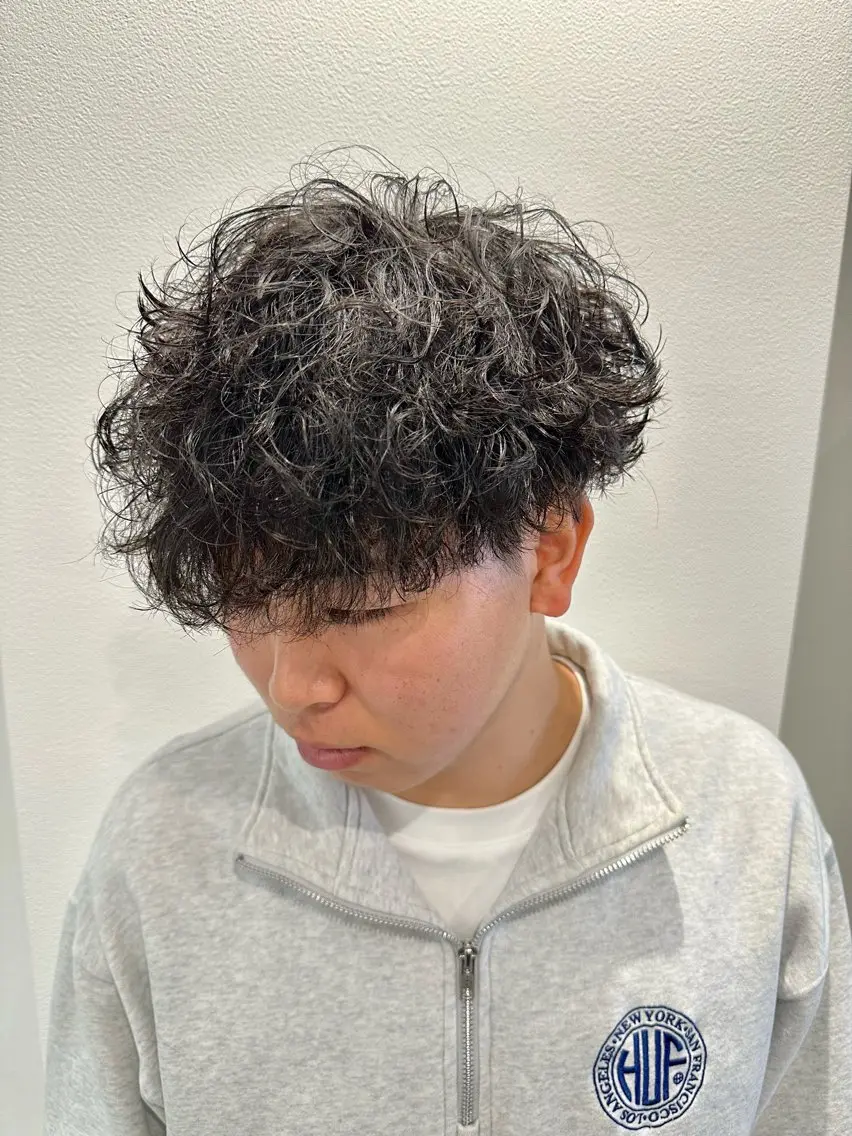 ミディアム パーマ ヘアアレンジ メンズ ミディアムパーマ メンズパーマ スパイラルパーマ メンズNo.1美容師 Coshoのヘアスタイル