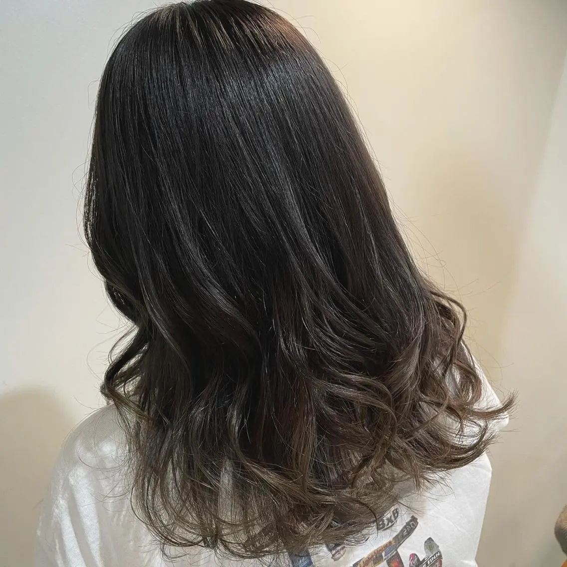 セミロング トップディレクター アヤカのヘアスタイル