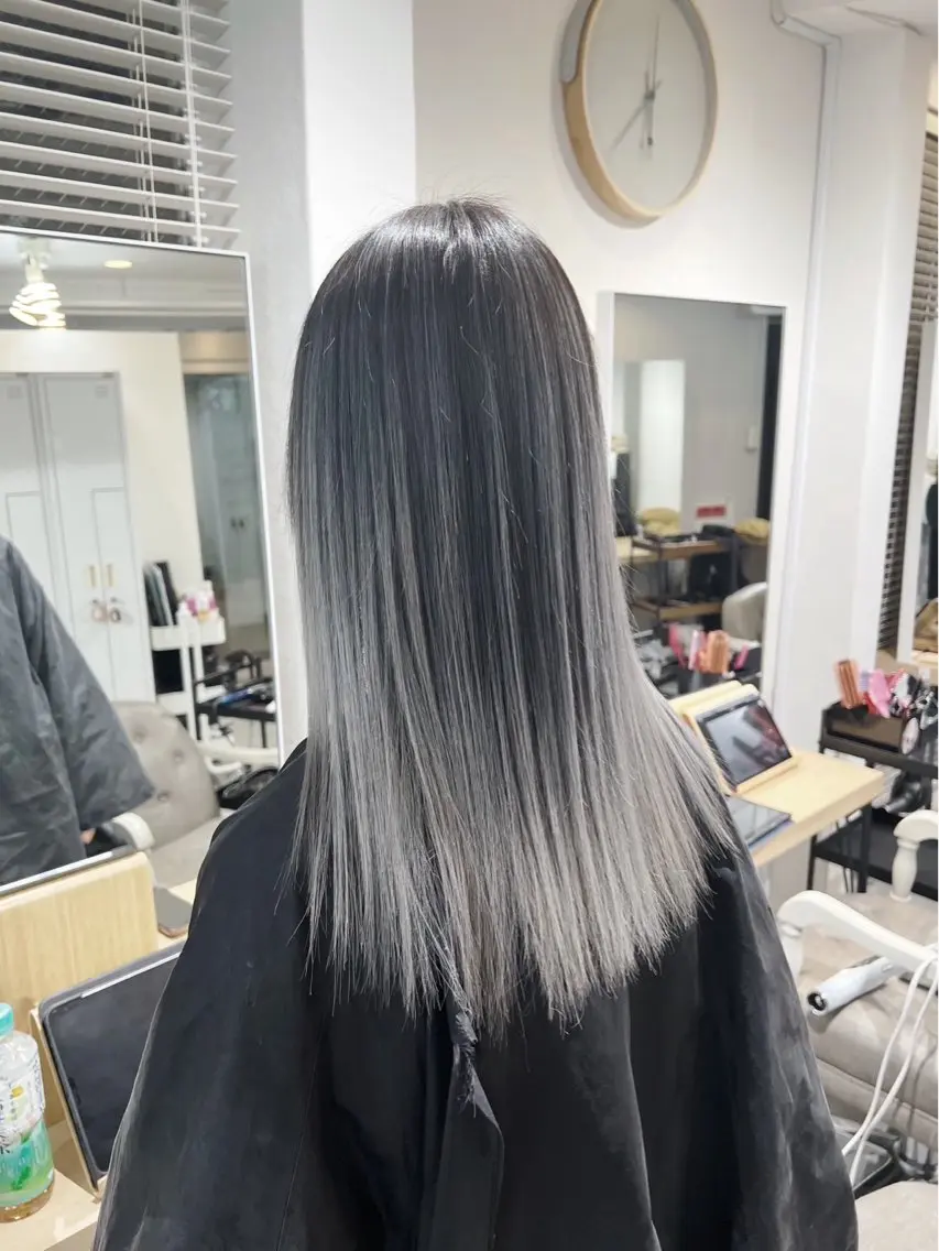セミロング カラー バレイヤージュ シルバー ホワイトシルバー レイヤーカット 指名数No.1 /NAOYAのヘアスタイル