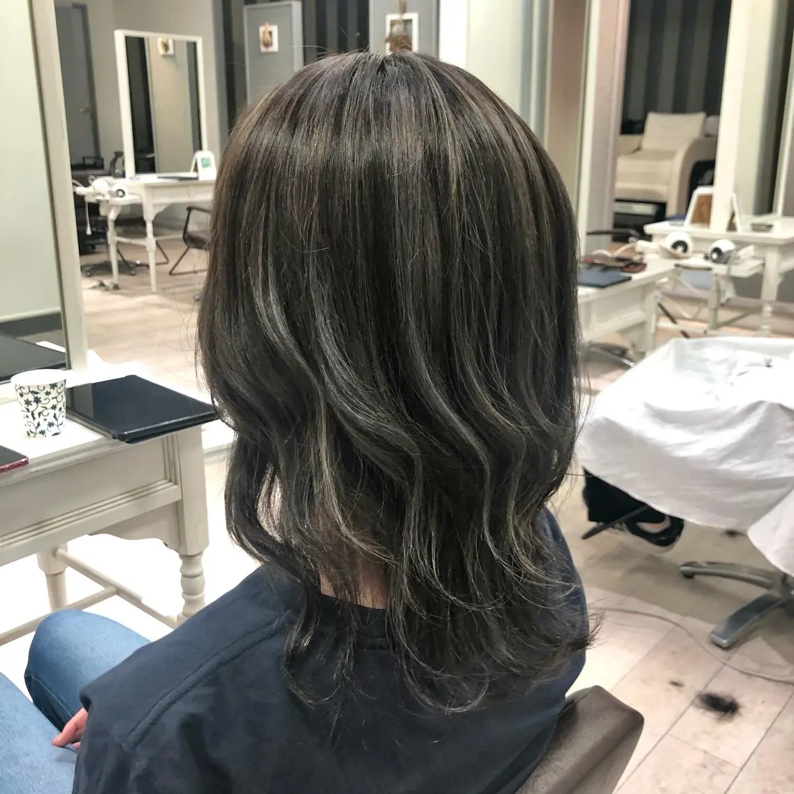 ミディアム カラー ハイライトカラー シルバー ハイライト 村上 佳織のヘアスタイル