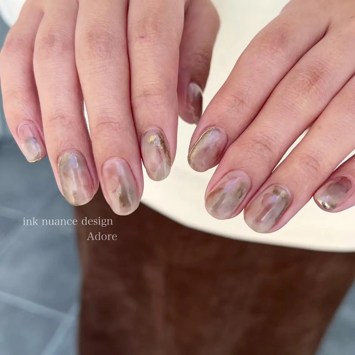 ネイル アートネイル ブラウン ミラーネイル ニュアンスネイル ハンドネイル Nail Adore.のネイルデザイン