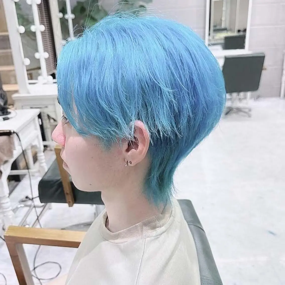 ショート カラー アクアカラー ブリーチ ブルーカラー デザインカラー ハイトーンカラー ヘアカラー トリートメント Days 透明感カラーのヘアスタイル