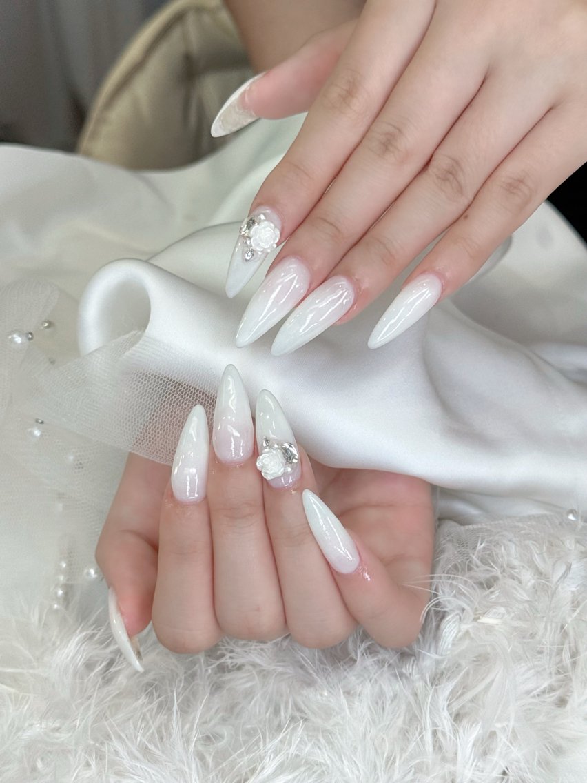 セミロング ハンドネイル Chann Channのネイルデザイン