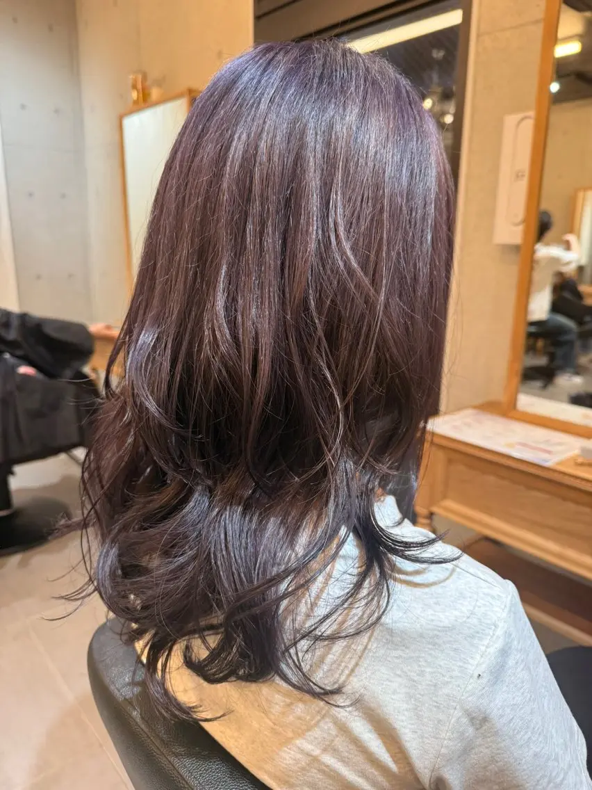 ロング パープルカラー カット ヘアカラー RINA .のヘアスタイル