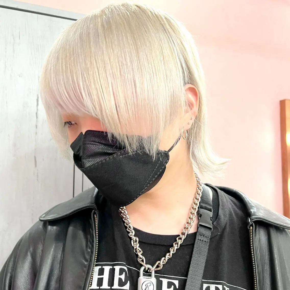 セミロング カラー ヘアアレンジ メンズ メンズブリーチ メンズハイトーン メンズウルフカット ベージュカラー ブリーチ 🪼個性、雰囲気🪼 ⛈オカダ🎧のヘアスタイル