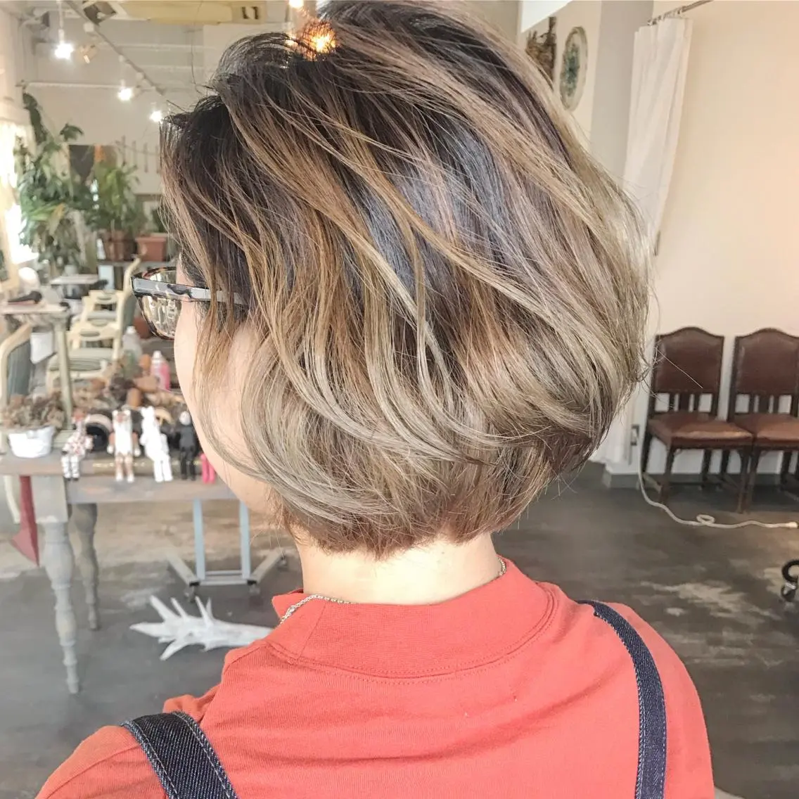 ミディアム カラー ヘアアレンジ お団子ヘア 切りっぱなしボブ バレイヤージュ デザインカラー グラデーションカラー Mariana/ 鶴原-ハイライトのヘアスタイル