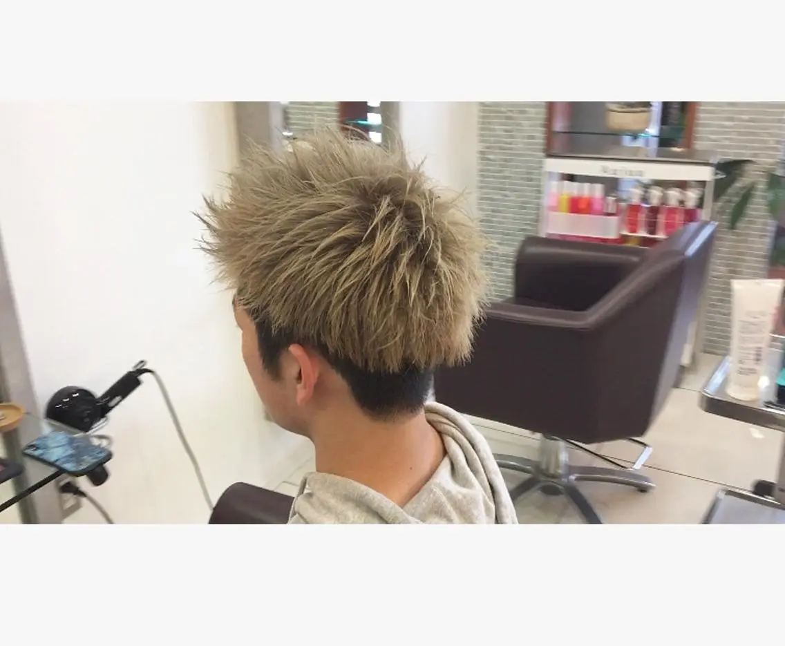 メンズ メンズハイトーン モヒカン カット 鈴木 翔梧のヘアスタイル