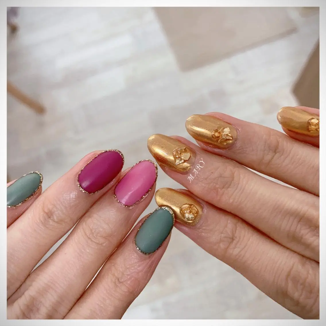 ネイル ゴールド マットネイル ミラーネイル ニュアンスネイル 冬ネイル ハンドネイル Mary nail .narumiのネイルデザイン