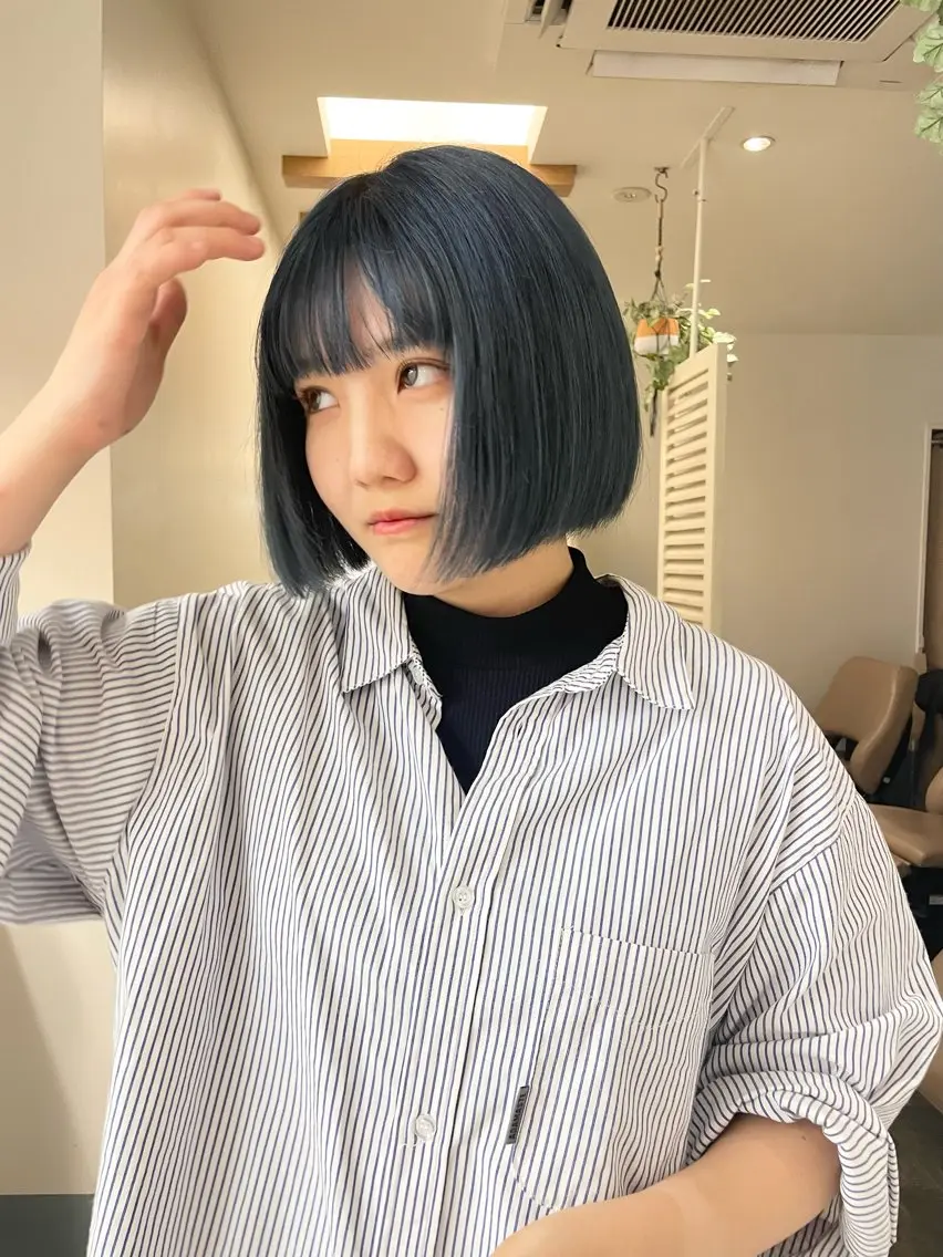 ショート カラー ブリーチ ネイビーカラー ヘアカラー リカ/ハイトーン ・オリーブ🍀のヘアスタイル