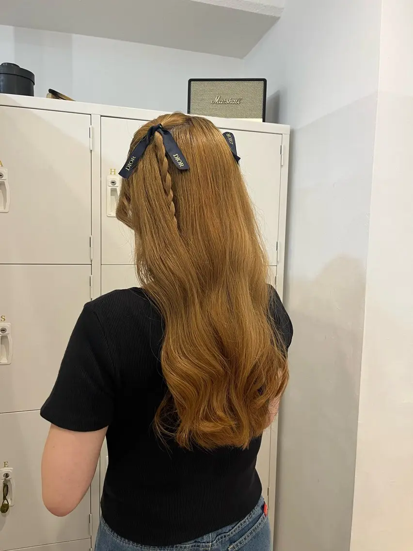 ロング カラー ベージュカラー ブリーチ ミルクティーベージュ トリートメント カット ヘアカラー 𝒀𝒖𝒊𝒏𝒂 梅田/透明感カラーのヘアスタイル