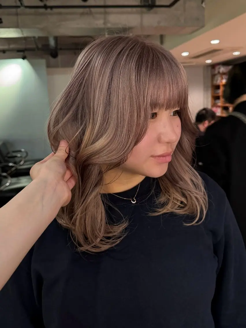 ミディアム ブリーチカラー/ブロ ンドレイヤーカットのヘアスタイル