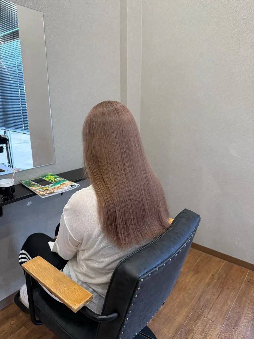 ロング カラー ベージュカラー ミルクティーベージュ カット ヘアカラー トリートメント 鵜飼 真伍のヘアスタイル