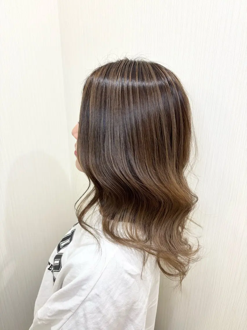 💎似合わせカット+ケアブリーチハイライトWカラー(全頭)+2step艶トリートメント💎3回目まで使用🉑の写真