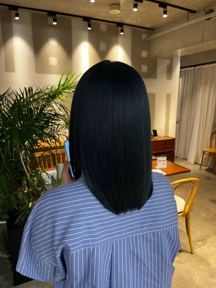 カラー 黒髪 ブルーカラー ブルーブラック ウルフ/レイヤー/ ブリーチカラーのヘアスタイル