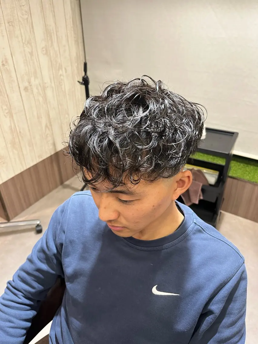 パーマ メンズ スペインカール 小松 陸璃のヘアスタイル