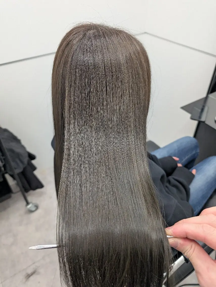 ロング カット ヘアカラー トリートメント 艶髪／オリーブ系／ 肌が綺麗に見えるお色のヘアスタイル