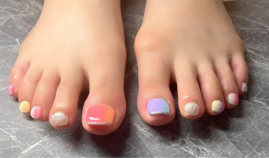 ネイル フットネイル グラデーション ラメ(グリッター) ニュアンスネイル オフィスネイル フットネイル ティーエヌ 金山駅東口店のネイルデザイン