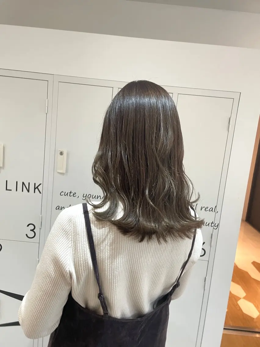 ミディアム カラー グレージュ オリーブグレージュ オリーブグレー ヤマナカ エリカのヘアスタイル