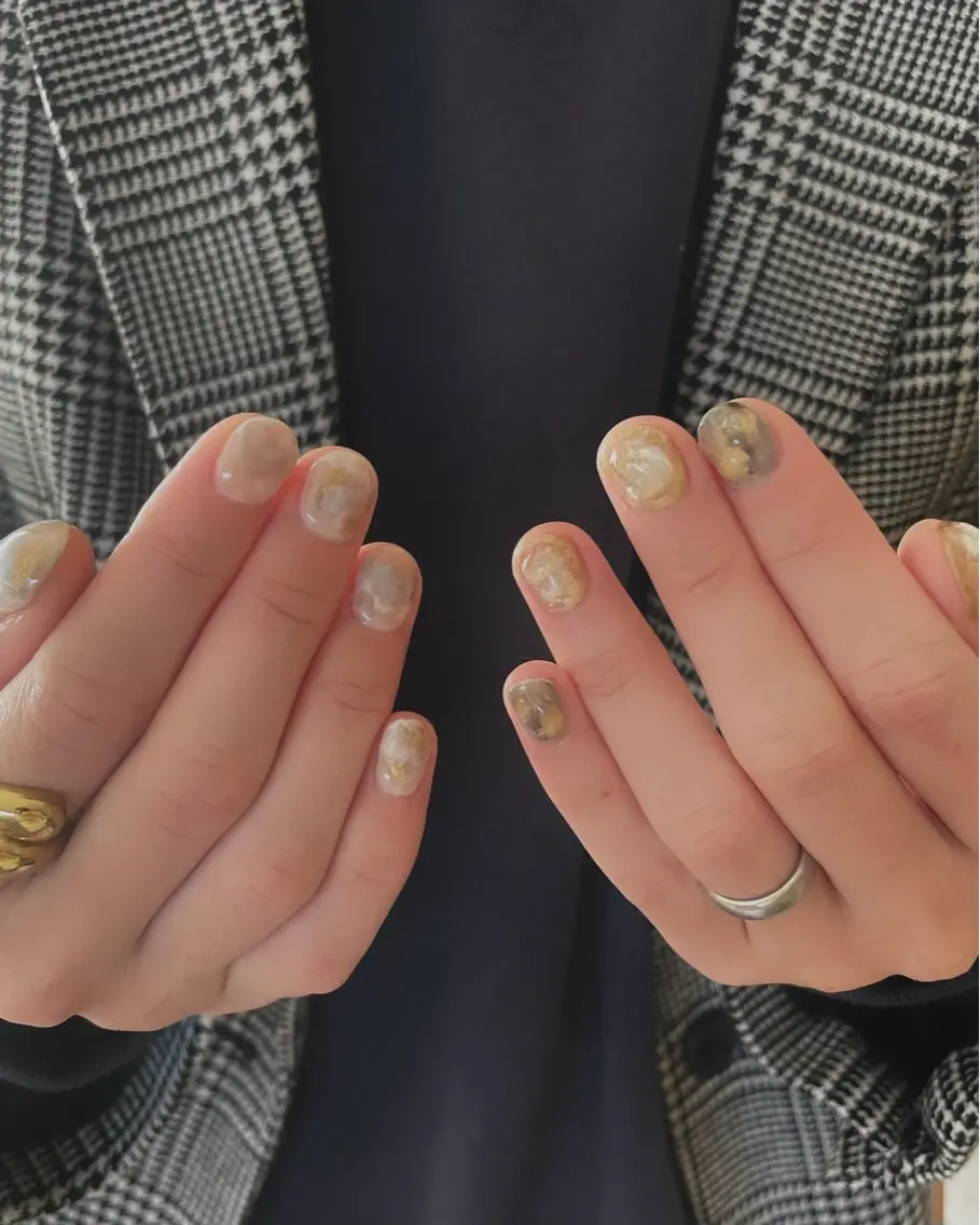 ネイル ゴールド ニュアンスネイル ホワイト ハンドネイル "achoe" コエ HARUNAのネイルデザイン