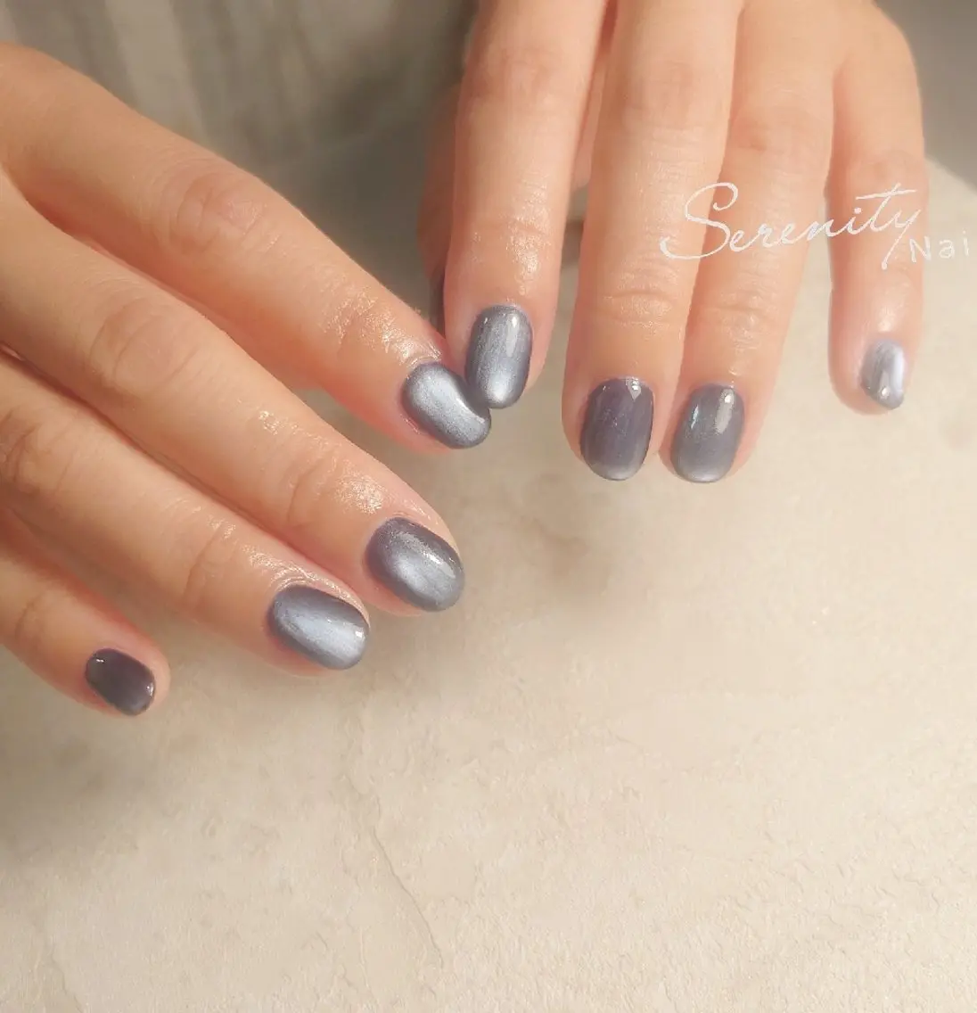 ネイル マグネットネイル マグネットワンカラー ネイビー ワンカラーネイル シルバー ハンドネイル nail  serenityのネイルデザイン