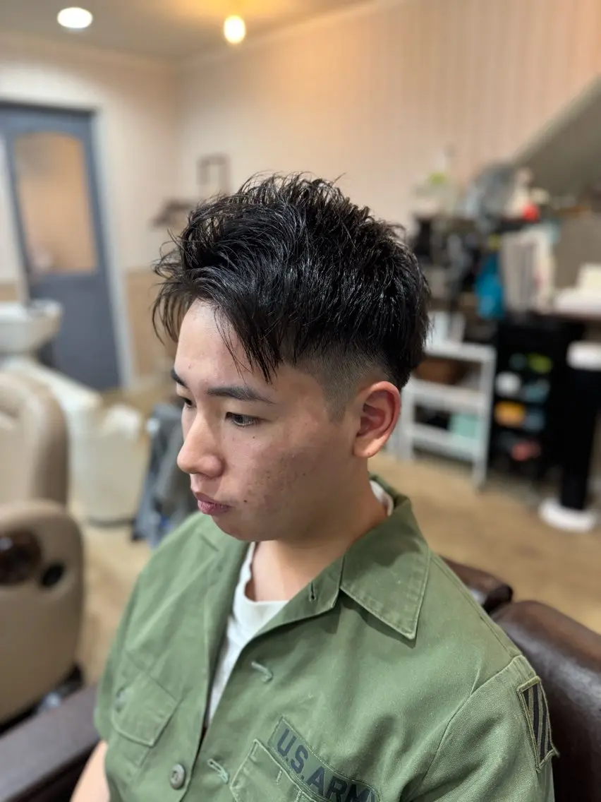ショート メンズ アップバング ツーブロック 樋口 まさみのヘアスタイル