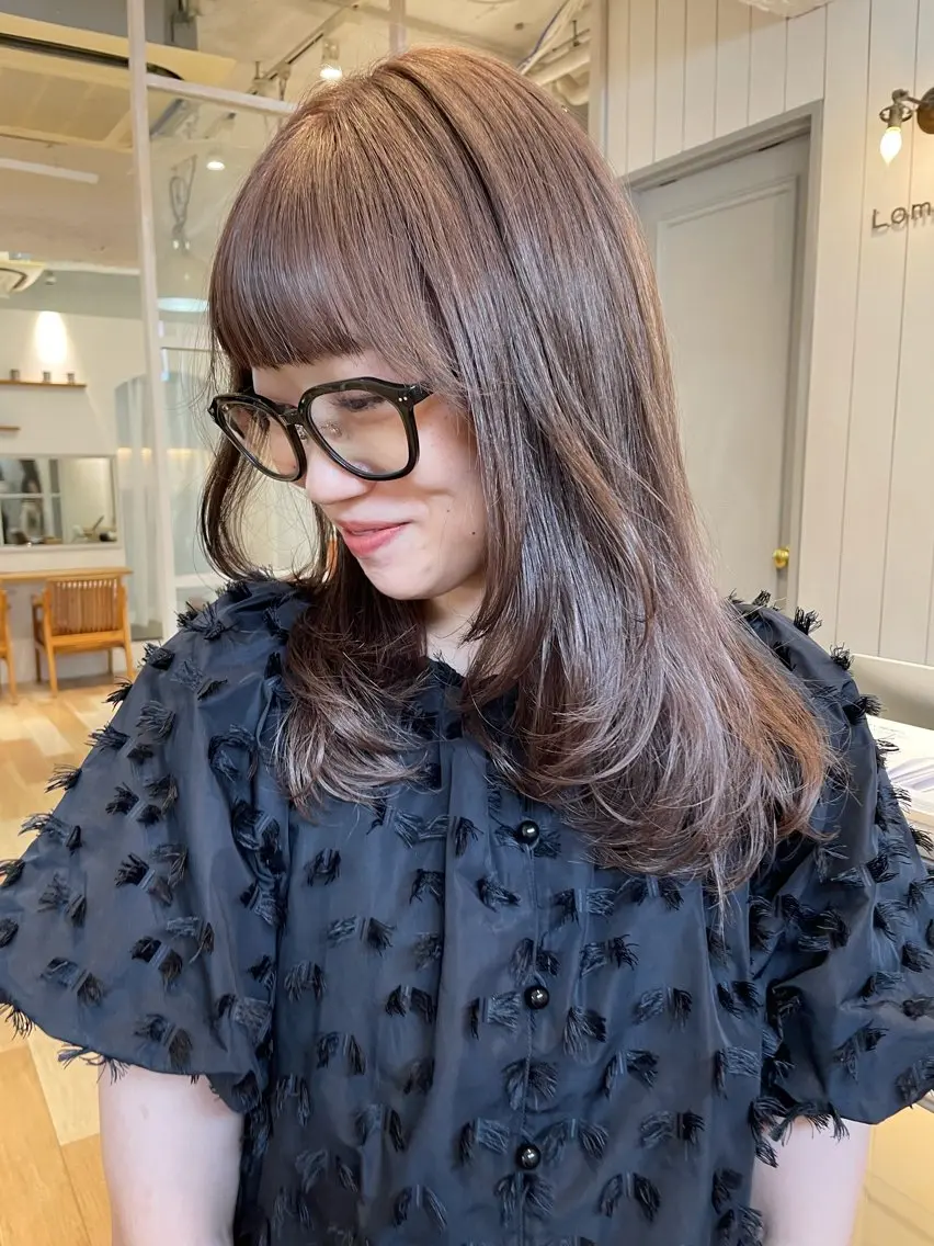 セミロング カラー ミルクティー× グレージュMOMOのヘアスタイル