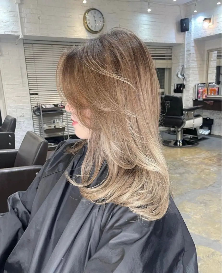 セミロング カラー ベージュカラー ブロンド ブロンドベージュ ハイライトカラー ハイライト RINA ブリーチ / 海外レイヤーのヘアスタイル