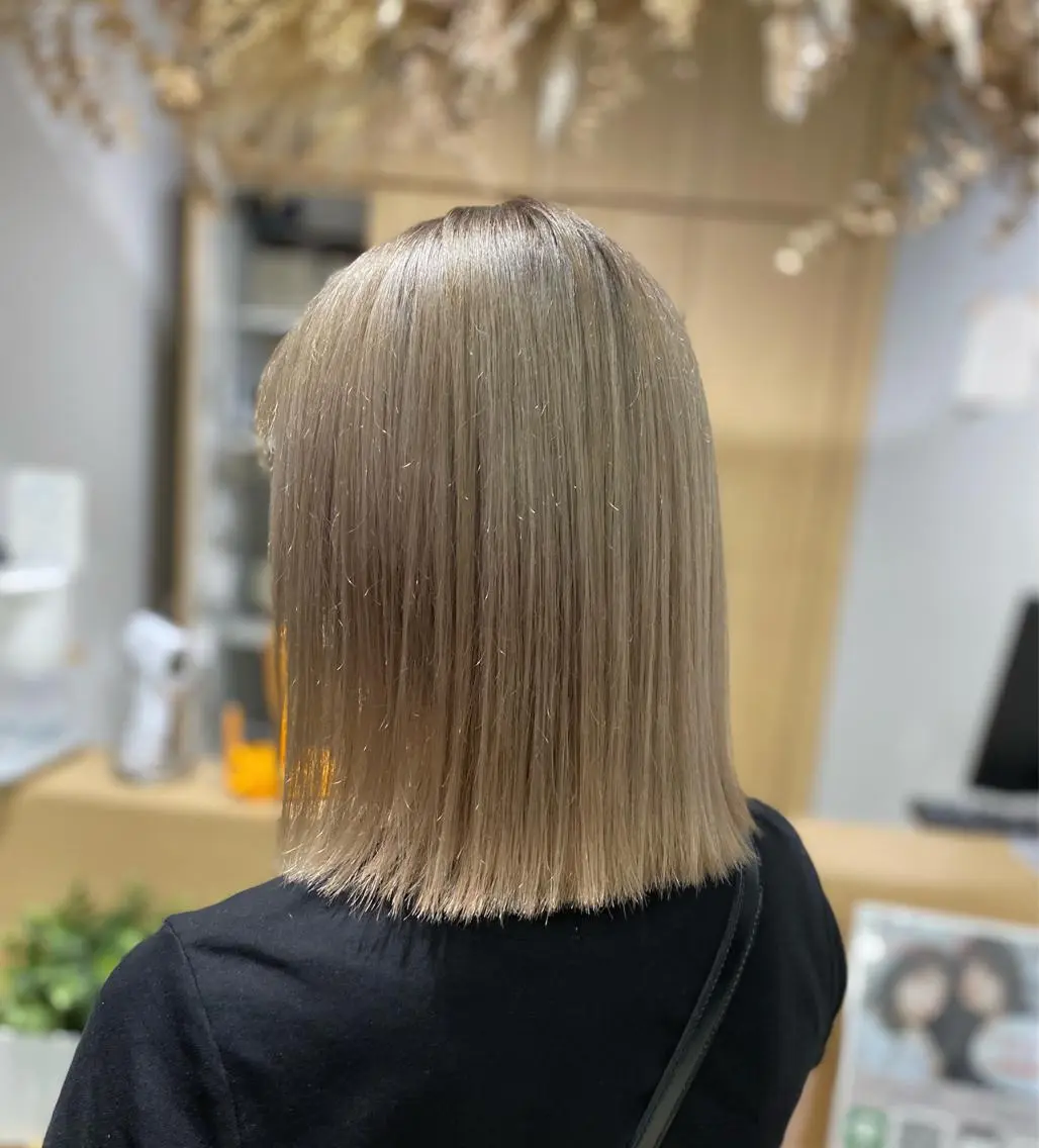 ミディアム カラー アッシュ アッシュグレー バレイヤージュ ミストバング ベージュカラー ハイトーンヘア/ 島崎 タクミのヘアスタイル