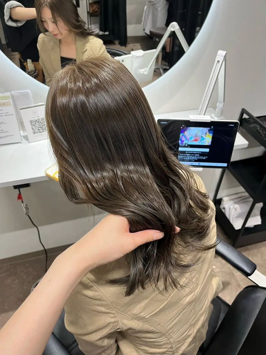 ミディアム カラー グレージュ オリーブグレージュ オリーブグレー ヘアカラー トリートメント 本木下朋花/髪質 改善×ダブルカラーのヘアスタイル