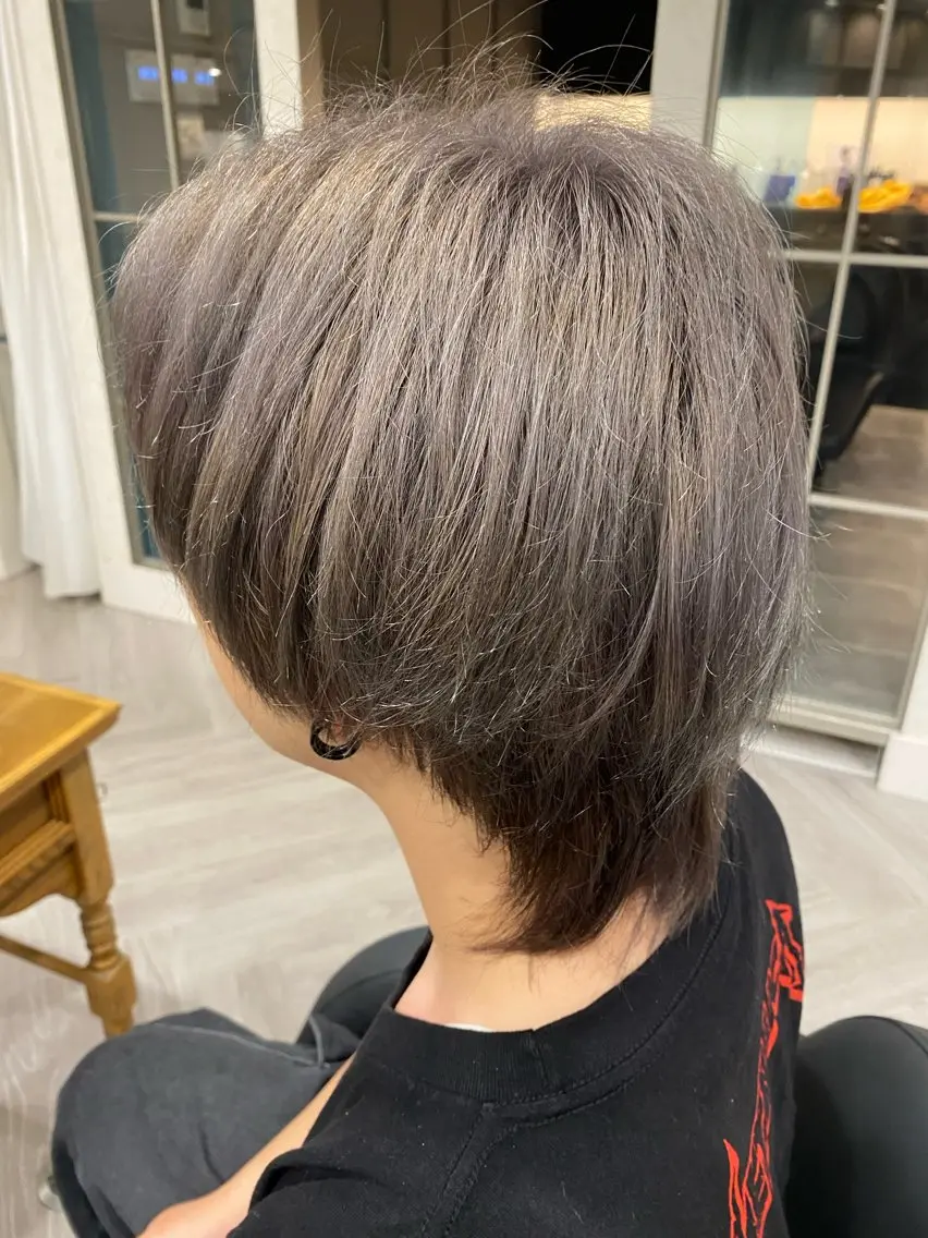 カラー デザインカラー シルバー ヘアカラー 浅野 有輝のヘアスタイル