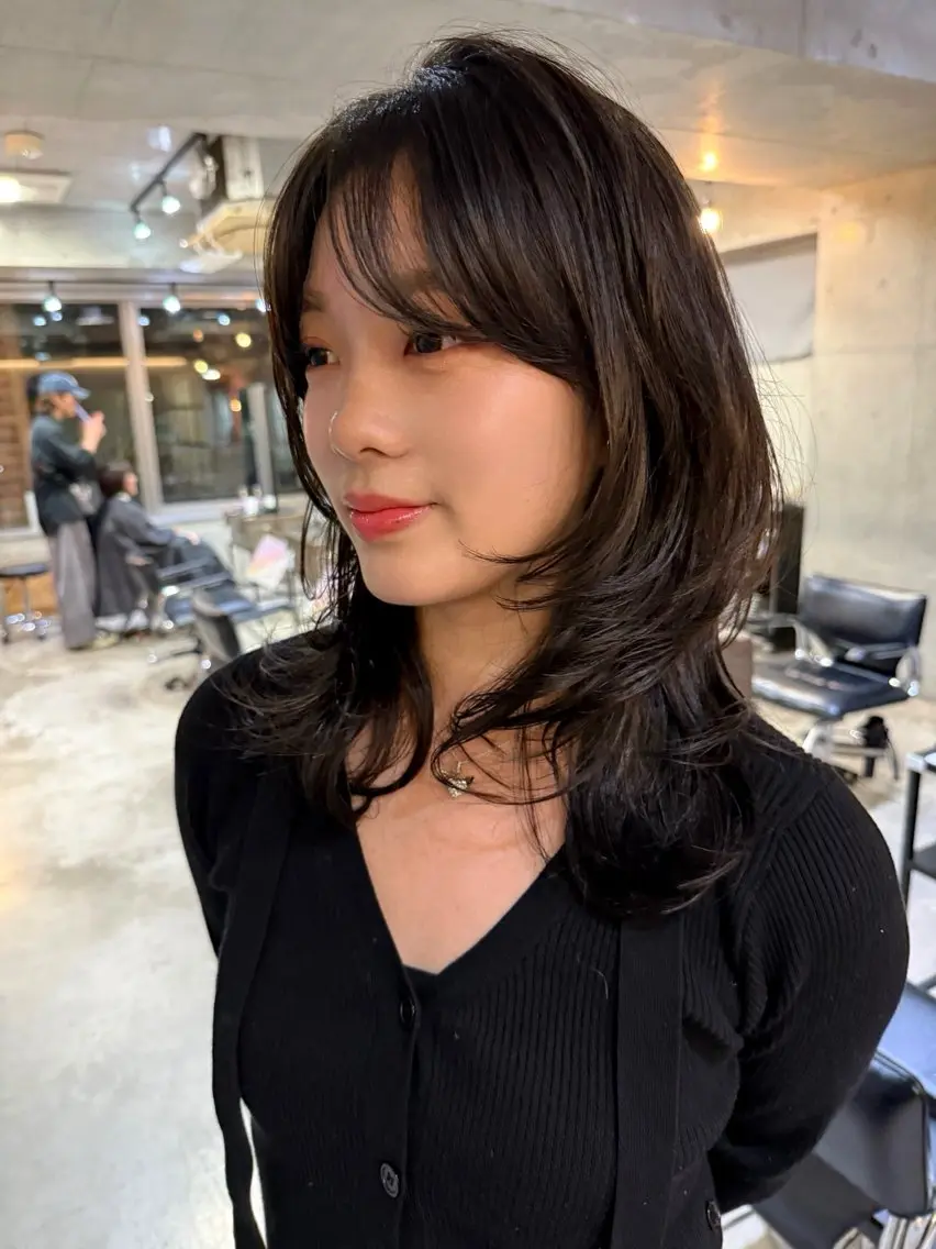 ミディアム ミディアムレイヤー ミディアムパーマ ハイレイヤー レイヤーカット カット ヘアカラー トリートメント レイヤーカット\ウル フ　chinatsuのヘアスタイル