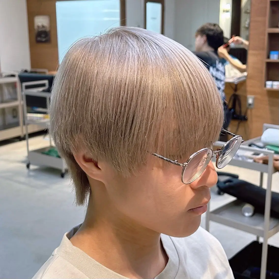 ショート カラー メンズ ベージュカラー ミルクティーベージュ ホワイトミルクティーベージュ メンズパーマ✨️村越 雄斗のヘアスタイル