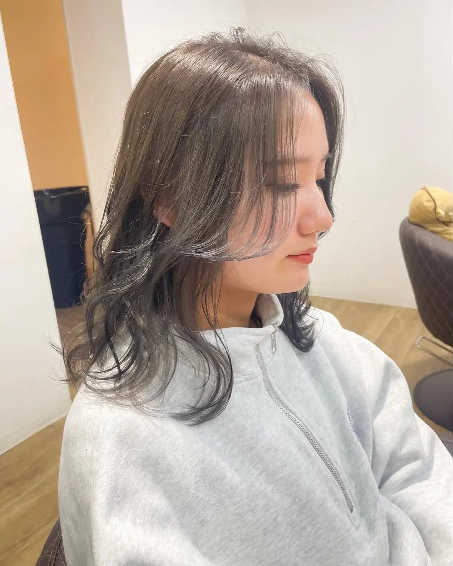 セミロング カラー 透明感カラー グレージュ 朝倉 海斗のヘアスタイル