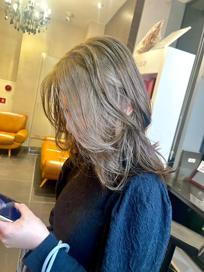 セミロング カラー 透明感カラー✨🩵 韓国ヘアkanatoのヘアスタイル
