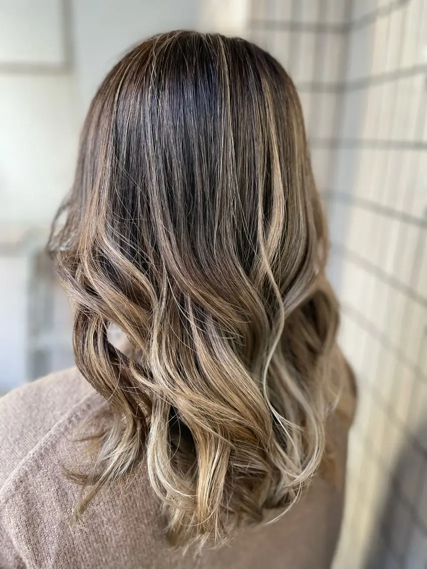 セミロング レイヤーカット 原 千景のヘアスタイル