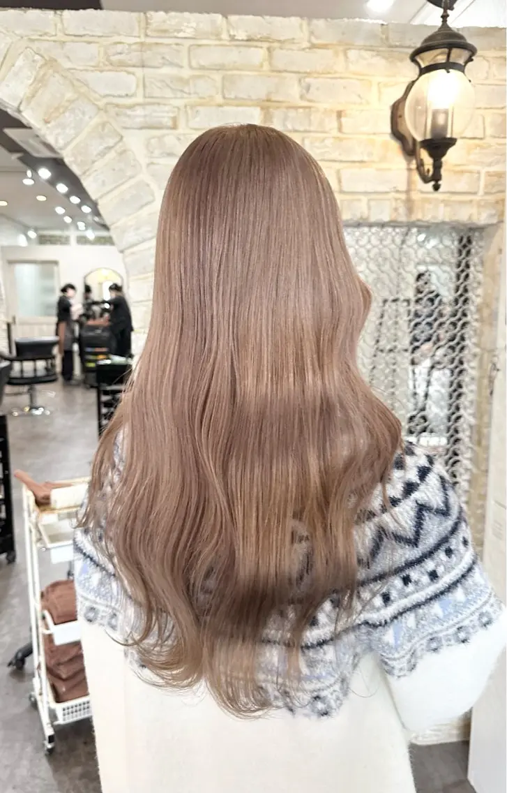 セミロング カラー ベージュカラー ハイトーンカラー ミルクティーベージュ ヘアカラー トリートメント 🌿ガクト 🌿艶髪透明感のヘアスタイル