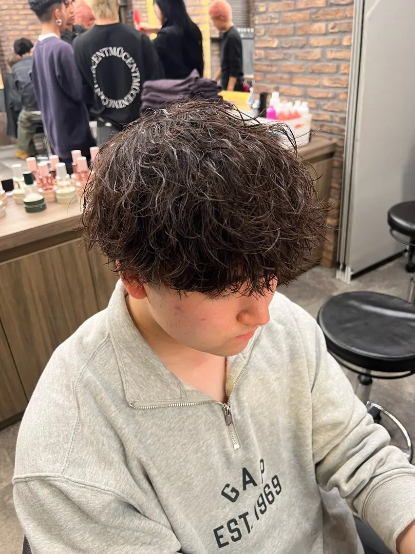 ミディアム パーマ メンズ ミディアムパーマ センターパート メンズ韓国風 韓国マッシュ マッシュウルフ カット パーマ トリートメント ヘアセット メンズパーマ特化 TAIGAのヘアスタイル