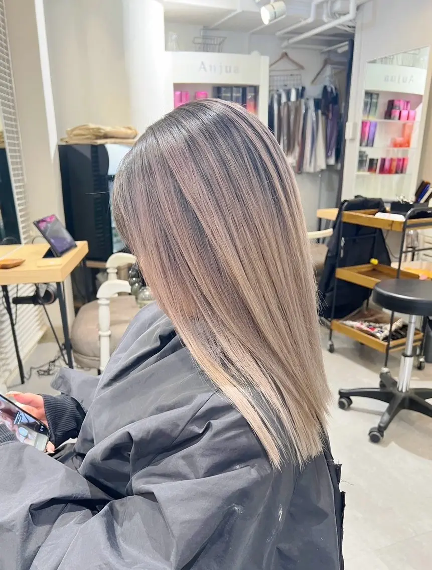 ミディアム カラー バレイヤージュ ベージュカラー ミルクティーベージュ レイヤーカット ヘアカラー トリートメント 指名数No.1 /NAOYAのヘアスタイル