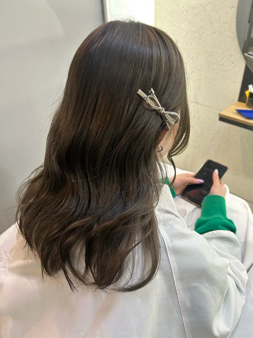 カラー アッシュ アッシュグレー アッシュグレージュ ブリーチ 透明感カラー にかいどうさよ /札幌美容師のヘアスタイル